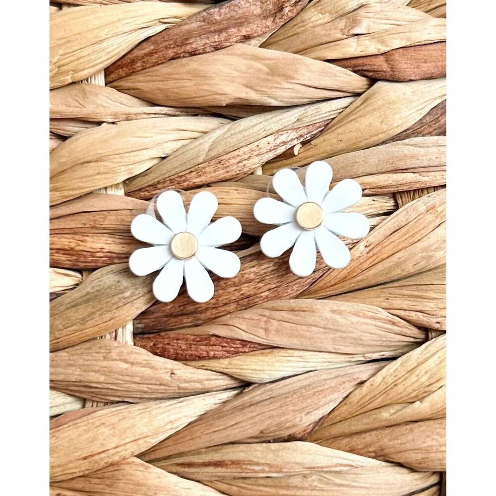 NEW WHITE LABEL women's spring daisy floral studs earrings in white